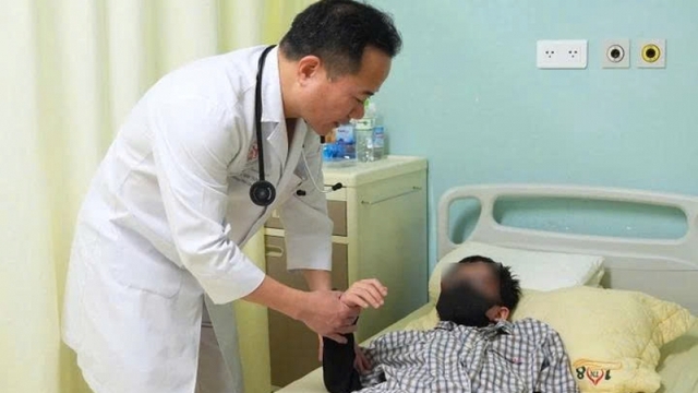 Cha mẹ bỏ qua các dấu hiệu cảnh báo, bé 14 tuổi bị đột qụy não giữa lớp học