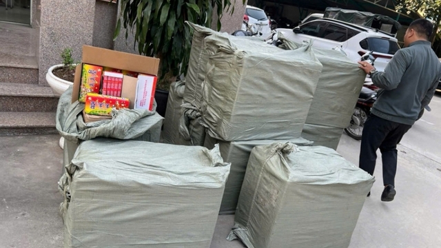 Công an phường Phú Thượng bắt đối tượng vận chuyển gần 3 tạ pháo nổ