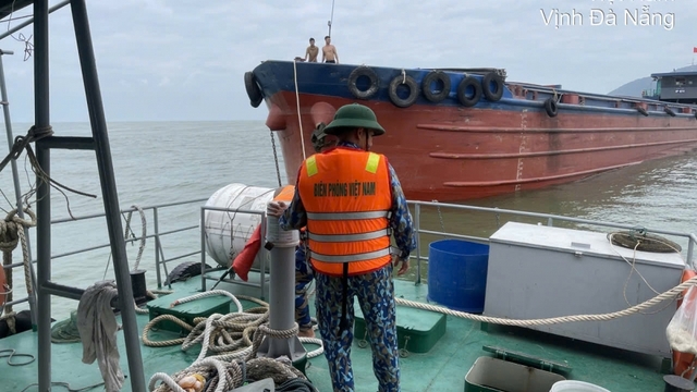 Lai dắt an toàn tàu hàng Tuấn Kiệt 68 bị hỏng máy, trôi neo trên vịnh Đà Nẵng