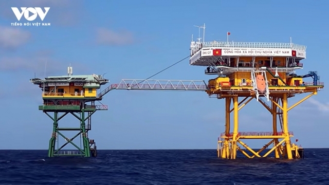 Hải trình gian nan mang Xuân sớm đến với cán bộ, chiến sĩ nhà giàn DK1