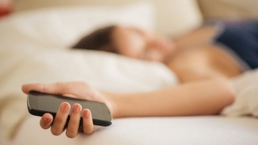 Chồng hụt hẫng khi vợ vừa làm chuyện ấy, vừa lướt điện thoại suốt cuộc yêu