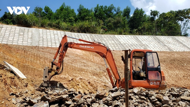 Chậm giải ngân vốn đầu tư công, nhiều dự án bị điều chuyển vốn