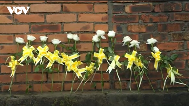 Người dân đặt hoa hồng trắng trước Bệnh viện Quân y 268 tưởng niệm 13 liệt sỹ