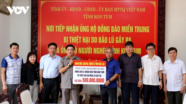 Đắk Lắk ủng hộ 14 tấn gạo và 4 tỷ đồng cho người dân miền Trung