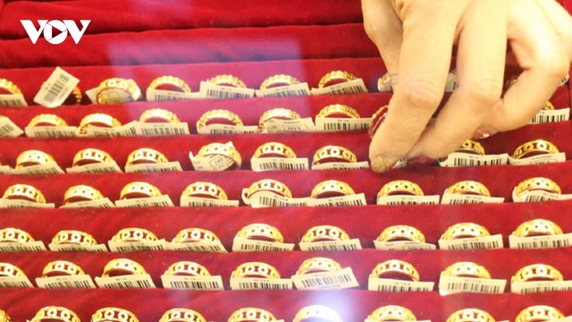 Giá vàng tiếp tục giảm