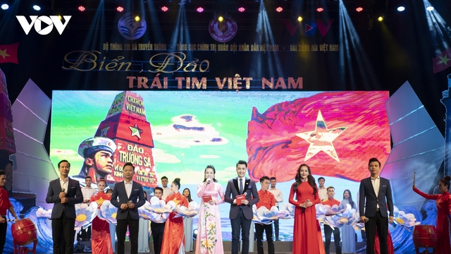 Toàn cảnh chương trình nghệ thuật "Biển, đảo - Trái tim Việt Nam"