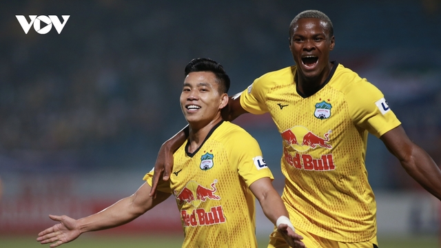 Dàn sao HAGL ăn mừng cuồng nhiệt cùng fan sau trận thắng Viettel