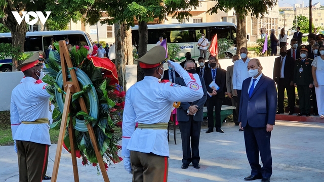 Chủ tịch nước đặt vòng hoa tại Tượng đài Chủ tịch Hồ Chí Minh ở Cuba