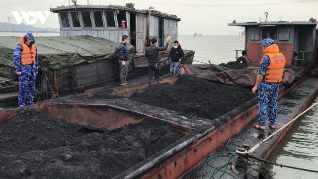 Cảnh sát biển liên tiếp bắt giữ tàu chở khoáng sản vi phạm