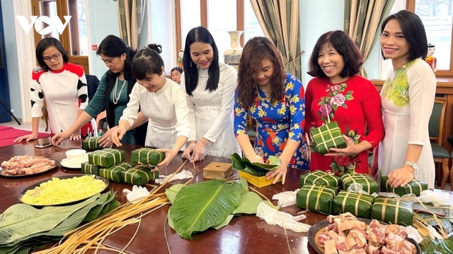 Đại sứ quán Việt Nam tại Nga gói bánh chưng đón Tết Nhâm Dần