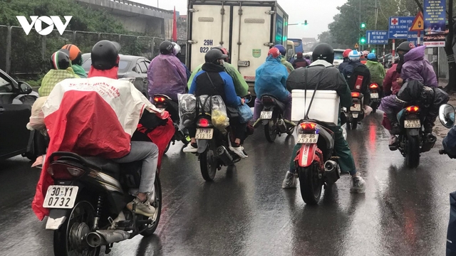 Người dân đi xe máy "đội" mưa rét trở lại Thủ đô ngày cuối nghỉ Tết