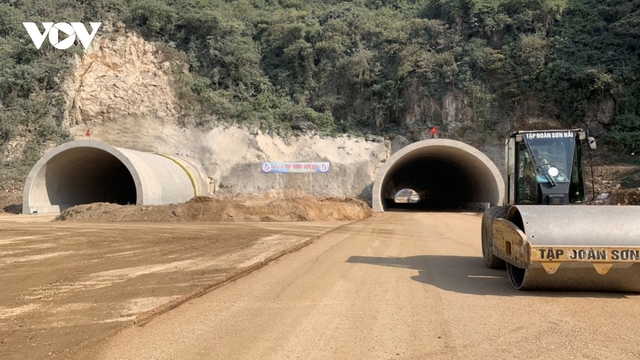 Toàn cảnh cao tốc Bắc - Nam đoạn Mai Sơn - Quốc lộ 45 đang được đẩy nhanh thi công