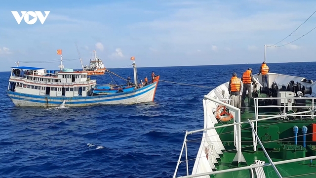 Đưa tàu cá gặp nạn ở Trường Sa vào bờ an toàn
