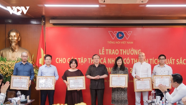 VOV khen thưởng các tập thể và cá nhân có thành tích xuất sắc năm 2021