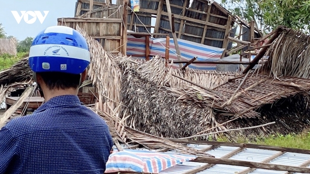 Bạc Liêu có mưa lớn kèm dông lốc liên tục làm sập, tốc mái hàng chục ngôi nhà