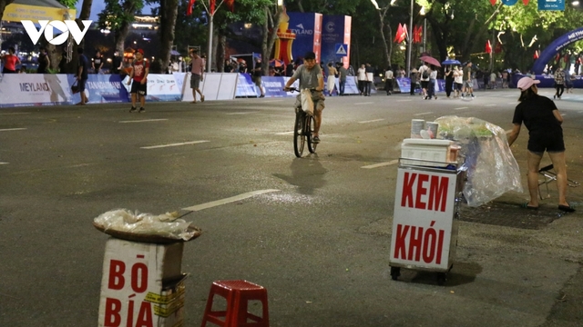 Phố đi bộ Hồ Gươm: Hàng rong “xâm chiếm”, giao thông lộn xộn