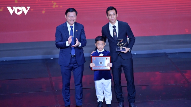 Văn Quyết đưa "quý tử" lên nhận giải Cầu thủ xuất sắc nhất V-League 2022