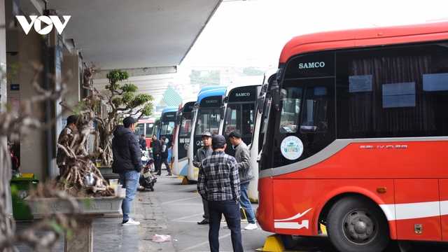 Cảnh trái ngược ở Hà Nội trước nghỉ Tết Dương lịch: Bến xe đìu hiu, cửa ngõ ùn tắc