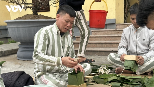 Phạm nhân cùng nhau gói bánh chưng đón Tết