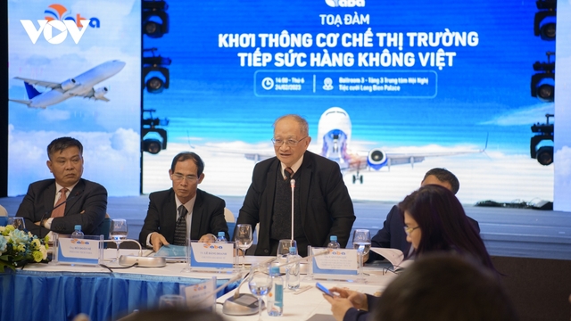 Đồng loạt kiến nghị bỏ trần vé máy bay nội địa