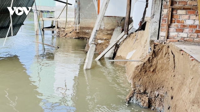 Sạt lở làm sụp, lún 5 căn nhà xuống kênh ở Hậu Giang