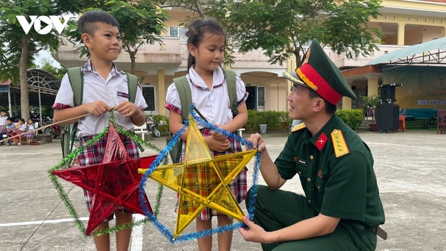Ấm áp yêu thương Tết Trung thu nơi biên cương