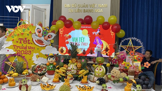Trung thu với các em nhỏ Việt Nam tại Nga