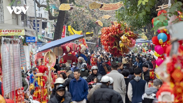 Người dân đổ ra Hồ Gươm và chợ hoa, giao thông đông đúc