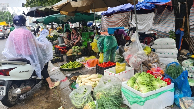 Hàng thiết yếu ở Thái Nguyên đầy đủ, thịt và rau xanh tăng giá