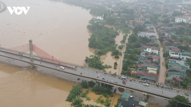 Yên Bái chìm trong biển nước lũ "đỏ phố, đỏ đồng"