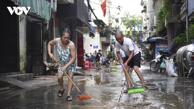 Lũ rút, người dân khu vực bãi sông Hồng hối hả vệ sinh nhà cửa