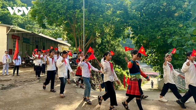 Khai giảng đặc biệt với thầy trò vùng lũ Tạ Khoa