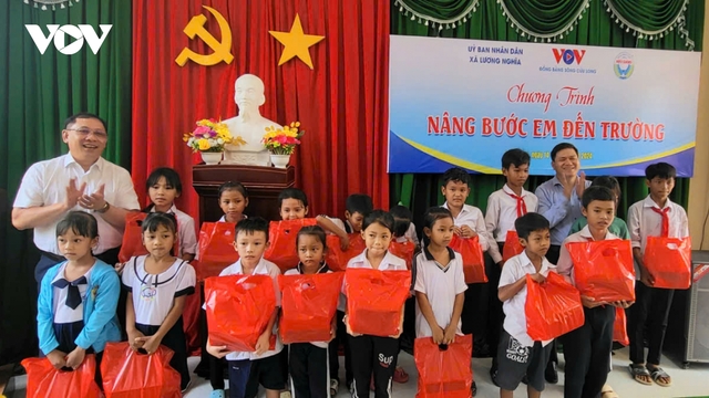 VOV tặng quà học sinh dân tộc Khmer có hoàn cảnh khó khăn ở Hậu Giang