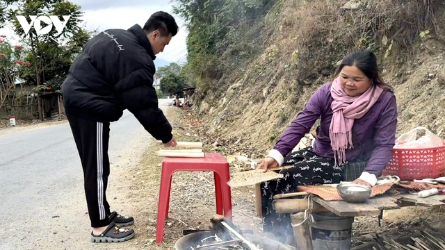 Người dân vùng cao Sơn La góp củi sưởi ấm ngày giá rét