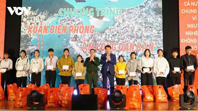 "Xuân Biên phòng" với ngư dân Quảng Ngãi