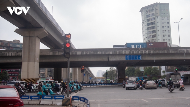 Hàng loạt nút giao ở Hà Nội đèn đỏ trên 100 giây và delay khiến người dân ngao ngán