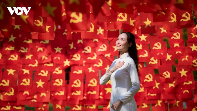 Không gian rực rỡ cờ đỏ sao vàng tại Huế thu hút khách tham quan