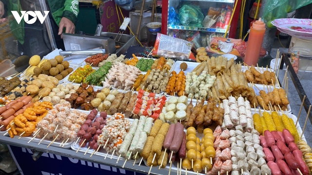 Nguy hại từ đồ ăn vặt ở cổng trường