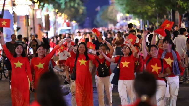 Người dân đổ về khu vực trung tâm tham dự lễ hội sắc màu TP.HCM