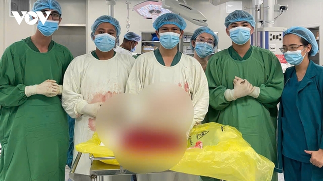 Phẫu thuật lấy thành công khối u 8kg cho người bị u sau phúc mạc