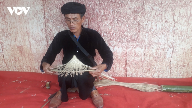 Nón đan truyền thống trong đời sống của đồng bào Hà Nhì Mường Nhé