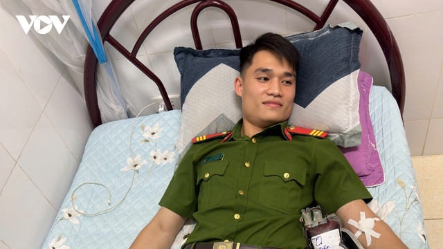 Cán bộ công an Sơn La kịp thời hiến máu cứu cụ ông qua cơn nguy kịch