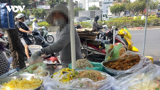 An toàn thực phẩm vỉa hè, không chỉ trách nhiệm của cơ quan chức năng