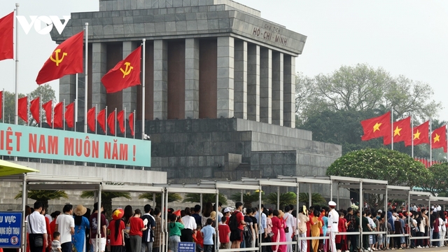 Dòng người thành kính vào Lăng viếng Chủ tịch Hồ Chí Minh sáng 30/4