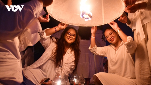 Lung linh lễ hội thả đèn lồng Vesak ở ngôi đền Phật giáo lớn nhất thế giới