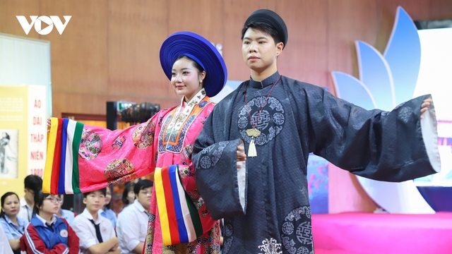 Kết nối di sản Huế - Hạ Long qua trình diễn áo dài bên bờ vịnh