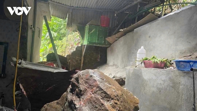 Mưa kéo dài, đá to từ trên núi lăn xuống nhà dân ở Yên Bái
