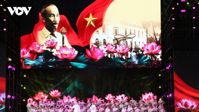 Lắng đọng chương trình nghệ thuật “Hồ Chí Minh - Người là niềm tin tất thắng”