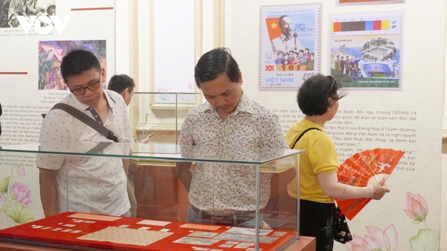 Trưng bày tem, bưu ảnh về Chủ tịch Hồ Chí Minh