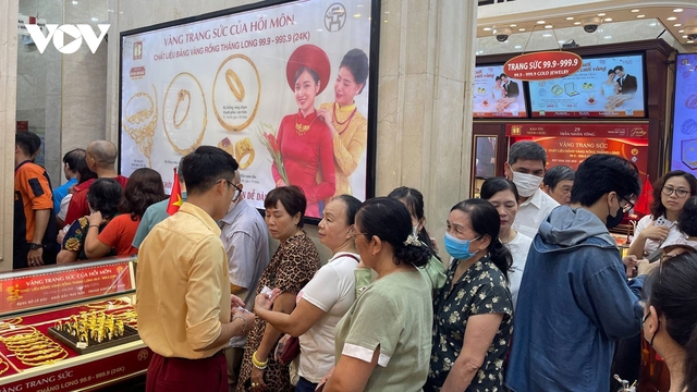 Đến bao giờ giá vàng mới hạ nhiệt?